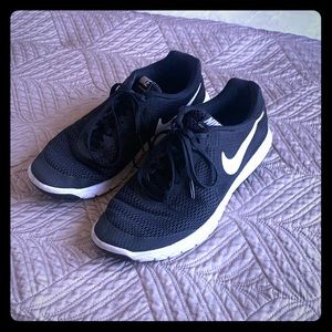 Nike black and white size 8.5 sneakers